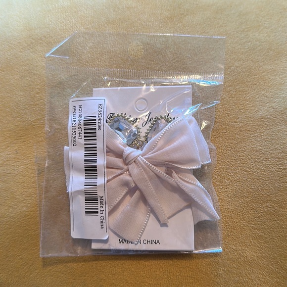 Fashion Earrings - Picture 2 of 3